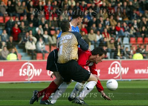 Den bosch, 7 november 2004
FC Den bosch-PSV, eindstand 0-3
Jan Vennegoor of Hesselink wordt van de bal afgehouden door doelman Martijn v Strien