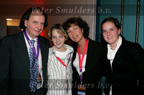 Leiden 25 oktober 2004
Premiere Holiday on ice in Groenoordhallen.
Jean v d Velde met zijn zoon Jannick v d Velde en zijn vrouw en dochter