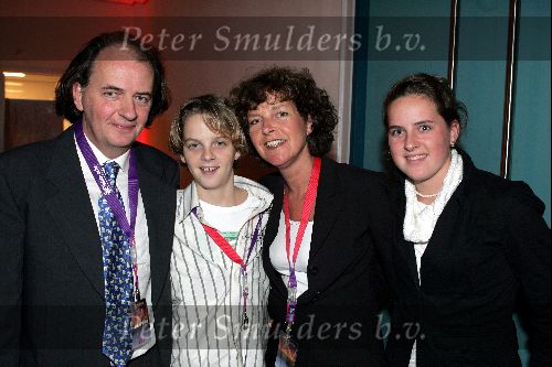 Leiden 25 oktober 2004
Premiere Holiday on ice in Groenoordhallen.
Jean v d Velde met zijn zoon Jannick v d Velde en zijn vrouw en dochter
