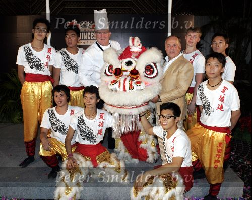 Hong Kong 8 oktober 2004
Princess Model of the world verkiezing.
Joop Braakhekke en Cas Spijkers met chinese acrobaten