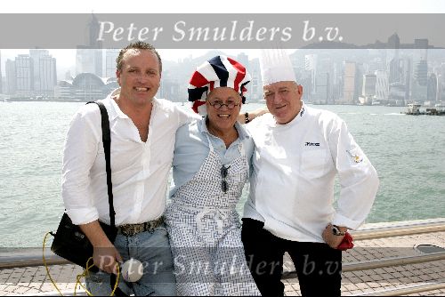 Hong Kong 8 oktober 2004
Princess Model of the world verkiezing.
Cas Spijkers   met Gordon en Joop Braakhekke