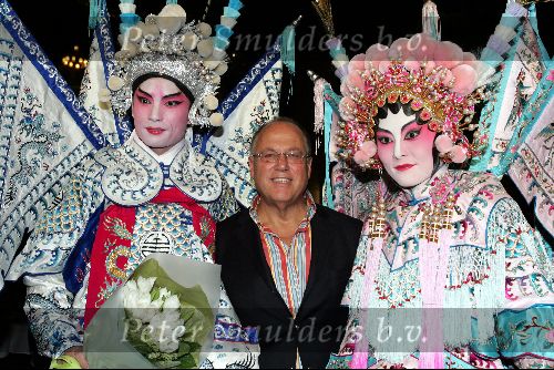 Hong Kong 9oktober 2004
Princess Model of the world verkiezing.
Joop Braakhekke met chinese mensen in klederdracht