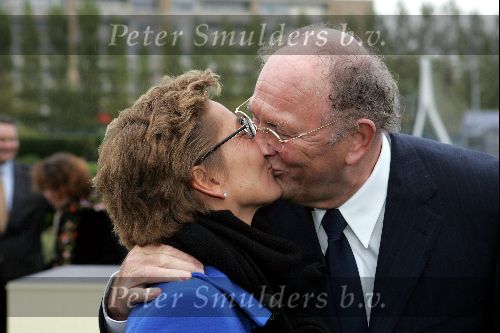 Den Haag 4 oktober 2004
Presentatie  van het plaatsen van het circustheater in Madurodam. 
Joop v d Ende en Janine v d Ende kussend