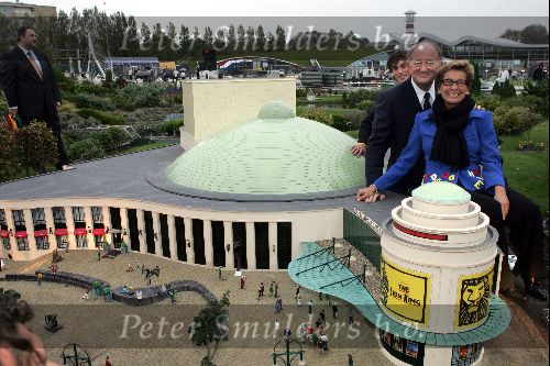 Den Haag 4 oktober 2004
Presentatie  van het plaatsen van het circustheater in Madurodam. 
Joop v d Ende en Janine v d Ende