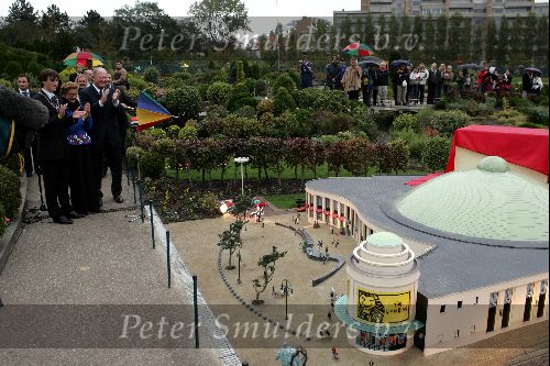 Den Haag 4 oktober 2004
Presentatie  van het plaatsen van het circustheater in Madurodam. 
Joop v d Ende en Janine v d Ende