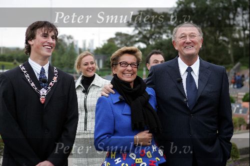 Den Haag 4 oktober 2004
Presentatie  van het plaatsen van het circustheater in Madurodam. 
Joop v d Ende en Janine v d Ende
