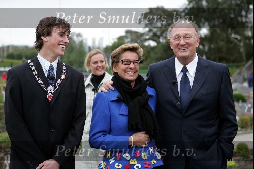 Den Haag 4 oktober 2004
Presentatie  van het plaatsen van het circustheater in Madurodam. 
Joop v d Ende en Janine v d Ende