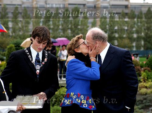 Den Haag 4 oktober 2004
Presentatie  van het plaatsen van het circustheater in Madurodam. 
Joop v d Ende en Janine v d Ende kussend