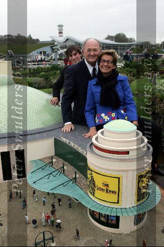 Den Haag 4 oktober 2004
Presentatie  van het plaatsen van het circustheater in Madurodam. 
Joop en Janine v d Ende