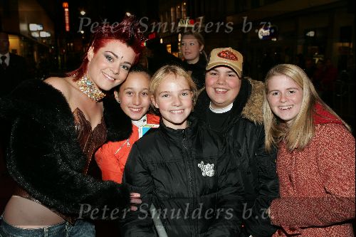 Amsterdam 18 oktober 2004
Uitreiking Beau Monde awards in Tuschinski.
Kim Lian v d Meij met fans