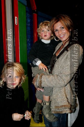 Rotterdam 16 oktober 2004
Premiere Film van ome Willem in Luxor theater.
Leontine  Borsato met zoontje Senna en Luca