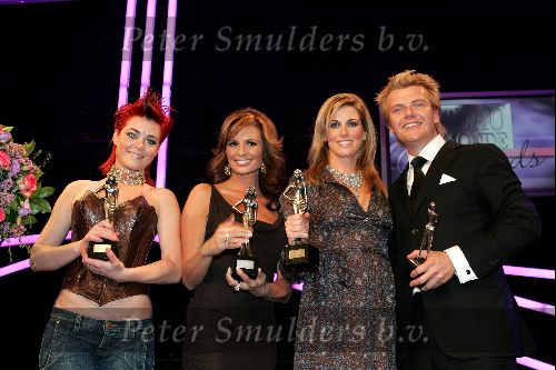 Amsterdam 18 oktober 2004
Uitreiking Beau Monde awards in Tuschinski.
Kim Lian v d Meij Leontine Borsato Danielle Overgaag en Bastiaan Ragas