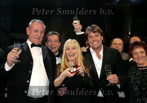 Amsterdam 21 oktober 2004
Uitreiking van de televizierring in HMH.
Mariska Bauer met ouders van Frans Bauer en Reinout Oerlemans en Peter v d Voorst