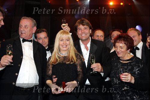 Amsterdam 21 oktober 2004
Uitreiking van de televizierring in HMH.
Mariska Bauer met ouders van Frans Bauer en Reinout Oerlemans en Peter v d Voorst