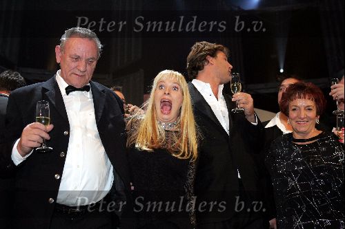 Amsterdam 21 oktober 2004
Uitreiking van de televizierring in HMH.
Mariska Bauer met ouders van Frans Bauer en Reinout Oerlemans