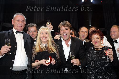 Amsterdam 21 oktober 2004
Uitreiking van de televizierring in HMH.
Mariska Bauer met ouders van Frans Bauer en Reinout Oerlemans en Peter v d Voorst