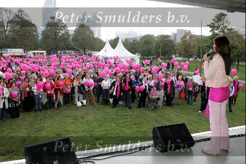 Den Haag 1 oktober 2004
Walk for life van de borstkankerbestrijding op het malieveld. 
Pink Ribbon
Mariska Hulscher