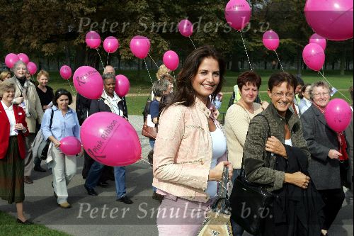 Den Haag 1 oktober 2004
Walk for life van de borstkankerbestrijding op het malieveld. 
Pink Ribbon. 
Mariska Hulscher