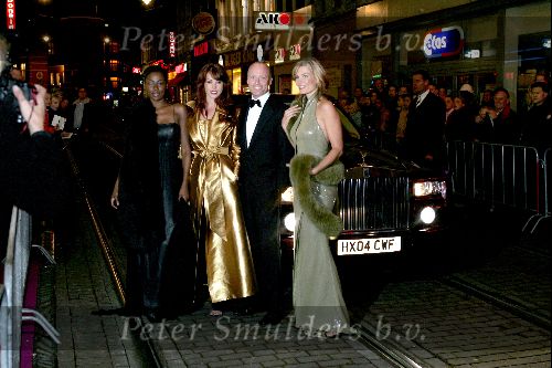 Amsterdam 18 oktober 2004
Uitreiking Beau Monde awards in Tuschinski.
Mart Visser met modellen