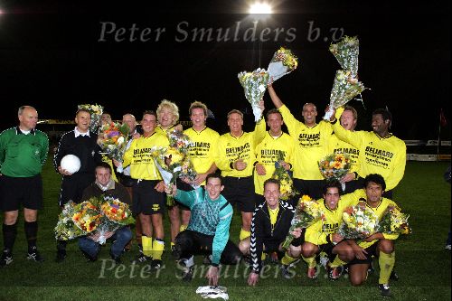 Zevenbergen 21 oktober 2004.
Voetballen voor Villa Pardoes
sterrenteam met oa Winston Post Grad Damen Ruud BB(Big Brother) Martin Schwab Rob Geus Jimmy Geduld Jeroen Smits