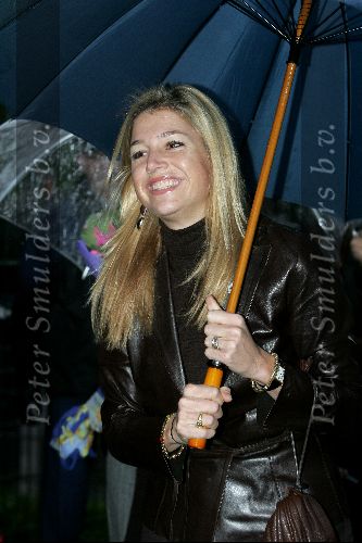 Amsterdam 18 oktober 2004
Prinses Maxima bij Continental Sports in Amsterdam. 
Maxima onder paraplu