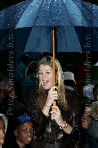 Amsterdam 18 oktober 2004
Prinses Maxima bij Continental Sports in Amsterdam. 
Maxima onder paraplu