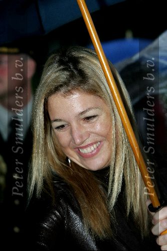 Amsterdam 18 oktober 2004
Prinses Maxima bij Continental Sports in Amsterdam. 
Maxima onder paraplu