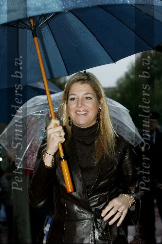 Amsterdam 18 oktober 2004
Prinses Maxima bij Continental Sports in Amsterdam. 
Maxima onder paraplu