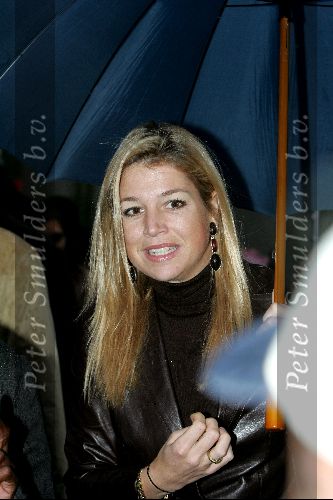 Amsterdam 18 oktober 2004
Prinses Maxima bij Continental Sports in Amsterdam. 
Maxima onder paraplu