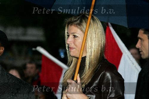 Amsterdam 18 oktober 2004
Prinses Maxima bij Continental Sports in Amsterdam. 
Maxima onder paraplu