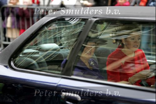 Den Haag 20 oktober 2004
Prinses Maxima bij Raad v State en koningin Beatrix in auto. 
Maxima kijkt verschrikt.