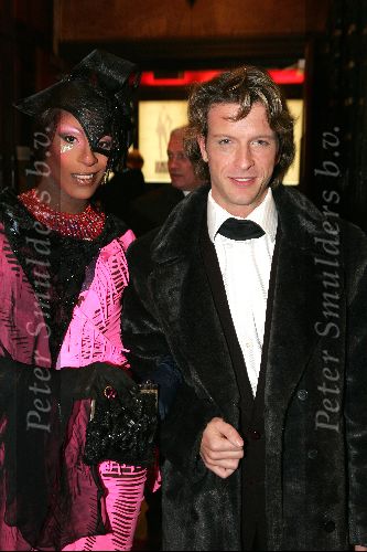 Amsterdam 18 oktober 2004
Uitreiking Beau Monde awards in Tuschinski.
Nicky Nicole met een vriend
