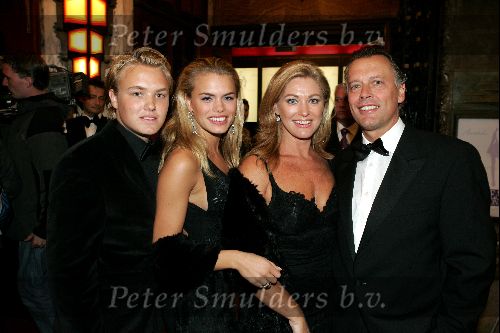 Amsterdam 18 oktober 2004
Uitreiking Beau Monde awards in Tuschinski.
Nicolette v Dam met familie
