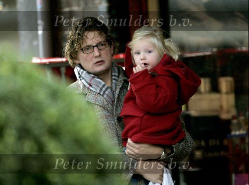 Amsterdam 21 oktober 2004
Prins Bernhard jr met dochtertje Isabelle op cornelis Schuytstraat
