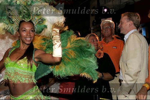 Hong Kong 8 oktober 2004
prins Carlos met danseres
