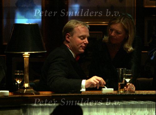 Hong Kong 11 oktober 2004
Princess Model of the world verkiezing.
Prins Carlos een sigaret rokend aan de bar met Karin v Kempen