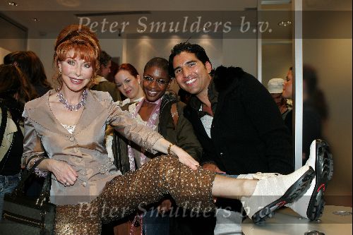 Amsterda  15  oktober 2004
Opening Bottecelli schoenen in Amsterdam.
Rodrigo Otazu met Silvana Simons en Marijke Helwegen