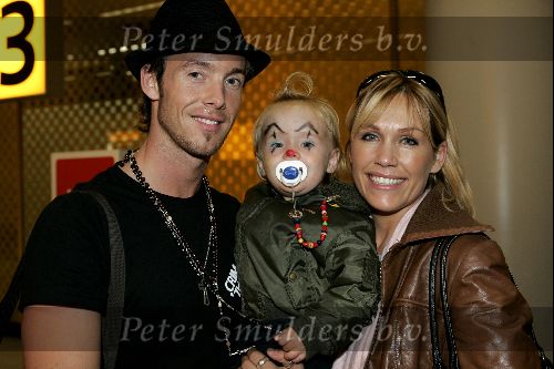 Schiphol 12 oktober 2004
Charly Luske met Tanja Jess en zoontje Billy op schiphol.