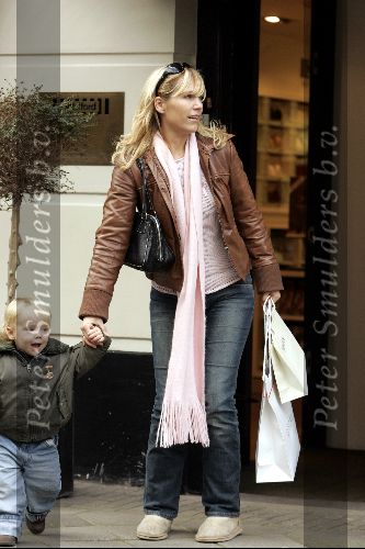 Amsterdam 15 oktober 2004
Tanja Jess met zoontje Billy op PC Hooftstraat bij Wolford