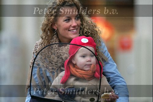 Amsterdam 27 oktober 2004
Tatum Dagelet met Toy Travis op fiets.