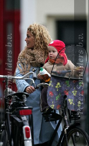 Amsterdam 27 oktober 2004
Tatum Dagelet met Toy Travis op fiets.