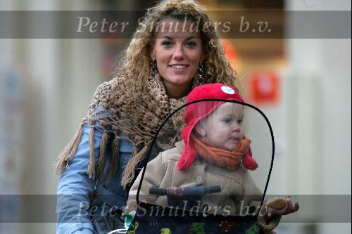 Amsterdam 27 oktober 2004
Tatum Dagelet met Toy Travis op fiets.