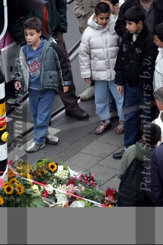 Amsterdam 2 november 2004
Theo v Gogh vermoord in Amsterdam. 
Sporenonderzoek door politie. 
Bloemen met alochtone mensen