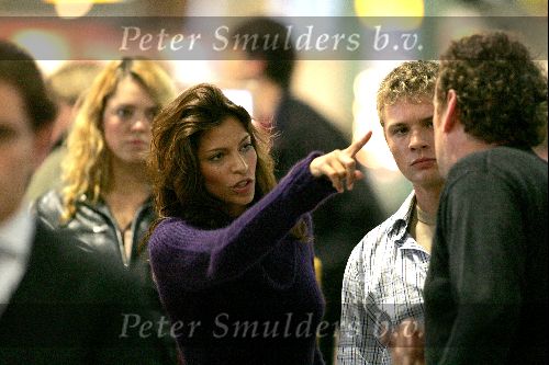 Schiphol 23 oktober 2004
Opnames film 5 fingers met Touriya en Ryan philippe op Schiphol.