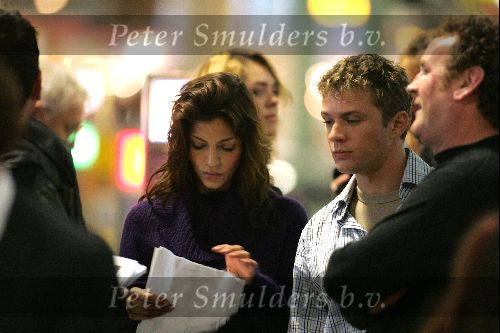 Schiphol 23 oktober 2004
Opnames film 5 fingers met Touriya en Ryan philippe op Schiphol.