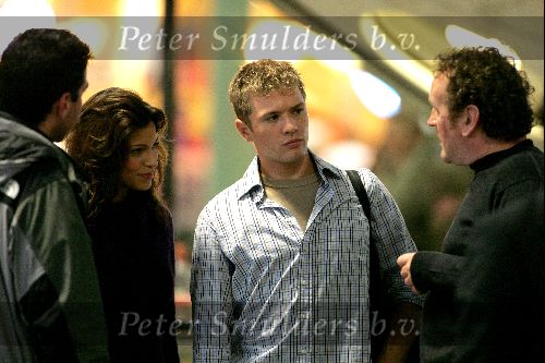 Schiphol 23 oktober 2004
Opnames film 5 fingers met Touriya en Ryan philippe op Schiphol.