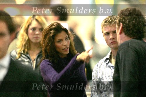 Schiphol 23 oktober 2004
Opnames film 5 fingers met Touriya en Ryan philippe op Schiphol.