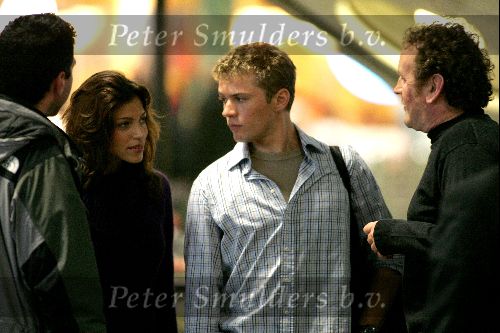 Schiphol 23 oktober 2004
Opnames film 5 fingers met Touriya en Ryan philippe op Schiphol.