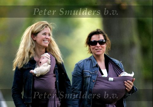 Amsterdam 21 oktober 2004
Trijntje Oosterhuis en Willemijn Verloop in vondelpark met baby