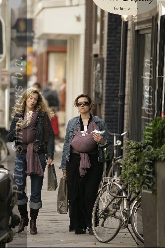 Amsterdam 22 oktober 2004
Trijntje Oosterhuis met baby samen met Willemijn Verloop met baby.